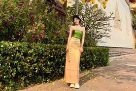 鞠婧祎秀傣族装扮，头戴鸡蛋花清纯迷人图片