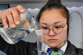 成都90后首席女“品水师”：识别6个等级气味 用嗅觉、味觉守护供水安全图片