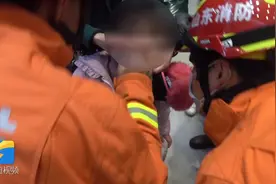 山东临沂：爱美需谨慎！耳钉枪“咬”住女童耳朵 消防员精细操作助脱困图片