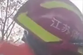 消防准备拆车救人，被卡男童哭着提醒“车要坏啦”视频封面