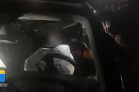 惊险！青岛一汽车驶出车道20余米 2人被困 多种力量联合救援视频封面