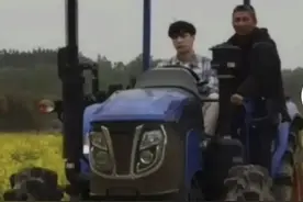 张艺兴《向往的生活》路透曝光，开着拖拉机一脸"高兴"图片