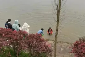 攸县快递小哥勇救落水小女孩图片