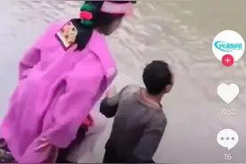 女儿出嫁遇大河挡路，父亲背起女儿蹚水过河，网友：父爱就是一座桥图片