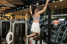 湖南29岁美女晒马甲线引全网爆赞，4岁时失去右腿图片