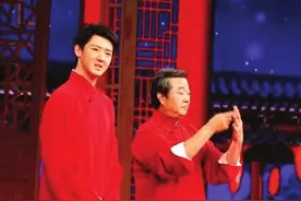 抖音上那个穿大褂唱歌的小哥哥图片