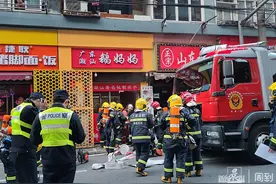 闻到楼下饭店一股焦煳味，居民即时报警未酿火灾 | 晨镜头图片