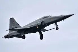 台军F-5E战机擦撞细节曝光：撞击力道可能极大，飞机空中碎裂图片