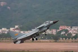 歼-10战机23岁！穿着破背心造歼-10的珍贵画面曝光，组图引回忆图片