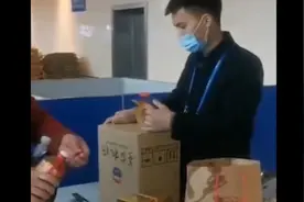 两男子机场安检时一口气干了两瓶白酒 目击者：酒已开封，无法托运视频封面
