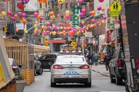 华裔女子在纽约唐人街被钢管砸脸 嫌犯叫嚣：我来打亚洲人图片