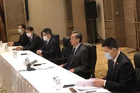 王毅：编个故事、造个谎言就能肆意干涉中国内政的时代早已一去不复返了图片