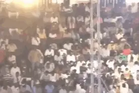 印度一体育场看台赛事期间突然坍塌 造成百余人受伤图片