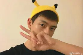 上线营业！李现晒自拍照 对镜比耶卖萌画风可爱图片
