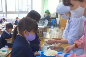 日本小学生的一顿普通午餐，为什么会被千万人围观？图片