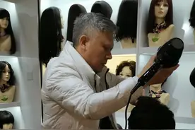 肿瘤医院旁的理发店：有些人来不及戴上假发，就不在了图片