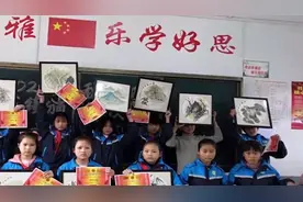 小学语文老师画14幅国画送学生 还自费装上画框视频封面