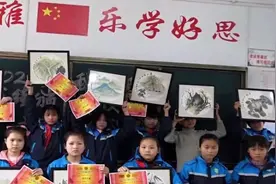 小学语文老师画14幅国画送学生 还自费装上画框视频封面