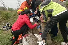 果然是亲妈！熊孩子贪玩被卡水泥墩，消防员成功解救后母亲不慎“笑场”图片