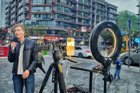 视频丨“网红”洋小伙街头直播唱波兰语版《成都》图片