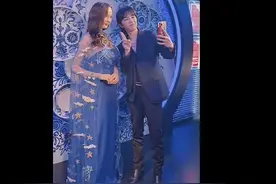 华晨宇偶遇杨幂蜡像 拿手机自拍比耶调皮可爱图片