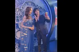 华晨宇偶遇杨幂蜡像 拿手机自拍比耶调皮可爱图片