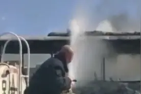 北京石景山大巴起火 洒水车秒变消防车8分钟成功扑灭视频封面