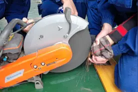 戒指卡手用到切割机 消防员技术“太牛”图片