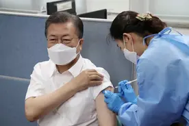 韩总统文在寅夫妇接种新冠疫苗，为65岁以上人群作表率图片