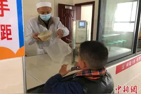 湖北长阳：女子带着瘫痪父亲教书 深山育人11载图片