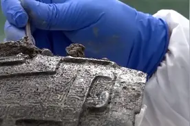 三星堆最大青铜尊浮土清理露真容