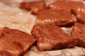 冰箱刚拿出来的冻肉，不要拿水泡，教你一招，10分钟把冻肉解冻图片