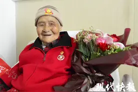 “人活一辈子，信仰不能丢”，104岁老红军梁飞离世图片