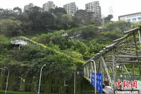 重庆：崖壁步道装上电动扶梯 市民上下山仅需十余分钟图片