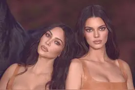 金·卡戴珊和五妹肯豆拍广告 工装造型秀傲人上围图片