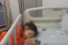 头部被卡病床护栏架 三岁小女孩淡定看小猪佩奇图片