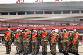 荆州地区2021年春季征兵新兵启运 首批530名新兵奔赴军营图片