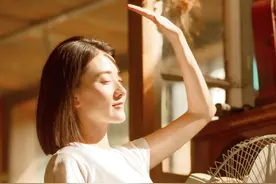 一个安静的美少女！梁洁春日写真清新美好图片