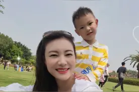 林丹妻子带儿子春游 母子二人笑对镜头自拍图片