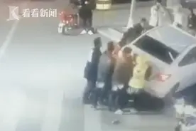 惊险！7岁男孩被卷入车底 一群无名之辈合力抬车图片