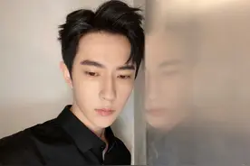 于朦胧晒最新春日写真 一袭黑衣酷帅十足图片