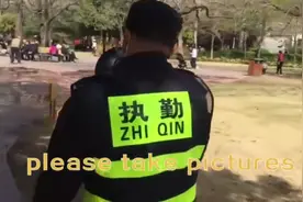 保安大爷广告牌上自学英语提醒文明游园视频封面