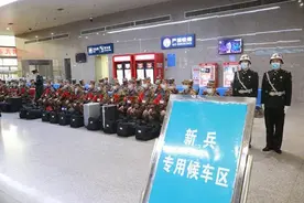 “我是一个兵，来自英雄城”：武汉今年首批新兵奔赴部队图片