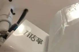 名创优品顶风作案：人脸识别摄像头仍在偷拍顾客 胶带遮挡万店掌logo欲盖弥彰图片