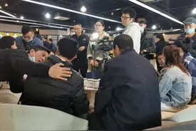 杭州男子10岁时走失，22年后找回生母！刚刚母子相认，妈妈大哭：我不配做你妈……图片