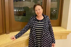 张萌与妈妈合影为其庆生：怎么看也不像快七十岁的图片