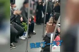 一男子因工作太累在地铁里未让座，被70岁大爷怒怼没道德！网友吵翻图片