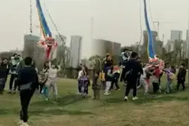 大爷展示获奖风筝被熊孩子扯坏：不动了，求求了视频封面