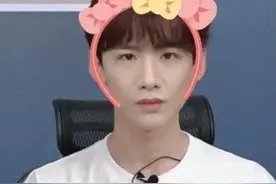 白敬亭现身李佳琪直播间 惊现硬核男人MAN式撒娇笑翻网友图片