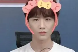 白敬亭现身李佳琪直播间 惊现硬核男人MAN式撒娇笑翻网友图片